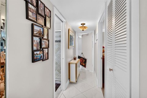 Condo in Delray Beach, Florida, 2 bedrooms  № 2400502 - photo 17