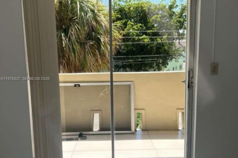 Condo in Miami, Florida, 1 bedroom  № 2042067 - photo 2