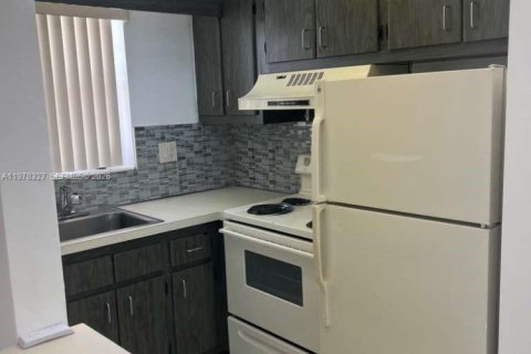 Condo in Miami, Florida, 1 bedroom  № 2042067 - photo 12