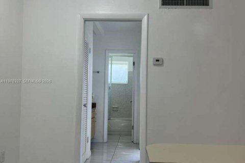 Condo in Miami, Florida, 1 bedroom  № 2042067 - photo 6