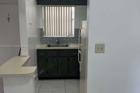 Condo in Miami, Florida, 1 bedroom  № 2042067 - photo 11