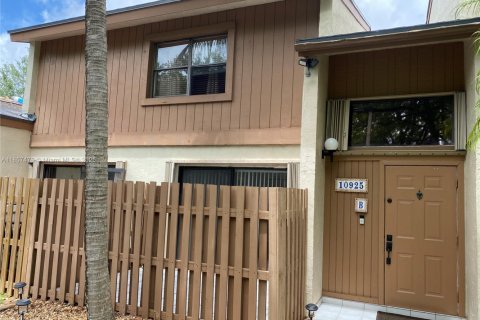 Touwnhouse à louer à Miami, Floride: 3 chambres, 130.06 m2 № 1882231 - photo 2