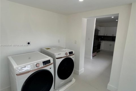 Villa ou maison à vendre à Miami, Floride: 3 chambres, 90.58 m2 № 2067878 - photo 22