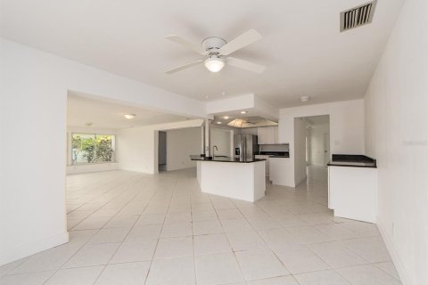 House in Treasure Island, Florida 3 bedrooms, 183.57 sq.m. № 2201259 - photo 14
