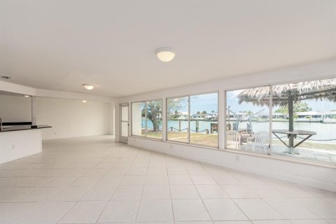House in Treasure Island, Florida 3 bedrooms, 183.57 sq.m. № 2201259 - photo 17