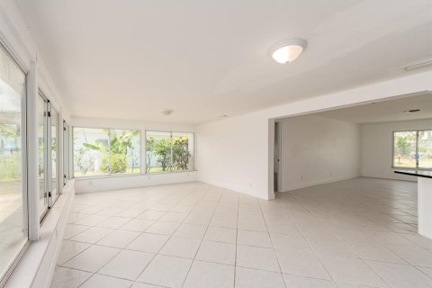 House in Treasure Island, Florida 3 bedrooms, 183.57 sq.m. № 2201259 - photo 16