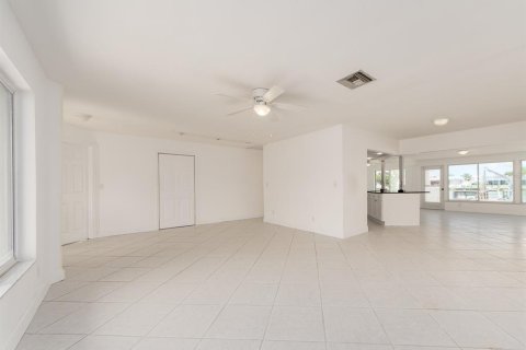 House in Treasure Island, Florida 3 bedrooms, 183.57 sq.m. № 2201259 - photo 6