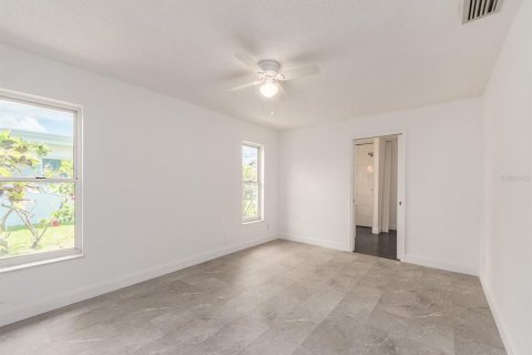 House in Treasure Island, Florida 3 bedrooms, 183.57 sq.m. № 2201259 - photo 18