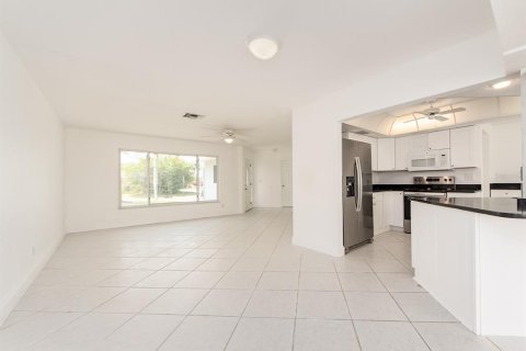 House in Treasure Island, Florida 3 bedrooms, 183.57 sq.m. № 2201259 - photo 9