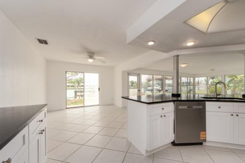 House in Treasure Island, Florida 3 bedrooms, 183.57 sq.m. № 2201259 - photo 13