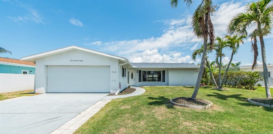 House in Treasure Island, Florida 3 bedrooms, 183.57 sq.m. № 2201259
