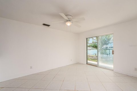 House in Treasure Island, Florida 3 bedrooms, 183.57 sq.m. № 2201259 - photo 15