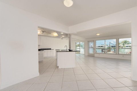 House in Treasure Island, Florida 3 bedrooms, 183.57 sq.m. № 2201259 - photo 8
