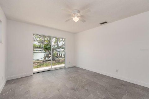 House in Treasure Island, Florida 3 bedrooms, 183.57 sq.m. № 2201259 - photo 25