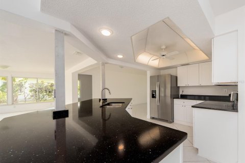 House in Treasure Island, Florida 3 bedrooms, 183.57 sq.m. № 2201259 - photo 11