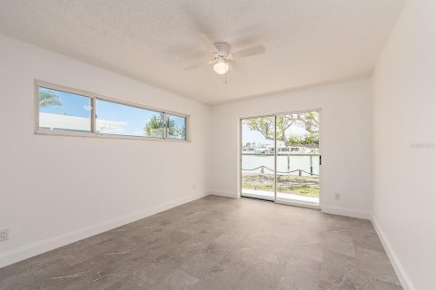 House in Treasure Island, Florida 3 bedrooms, 183.57 sq.m. № 2201259 - photo 23