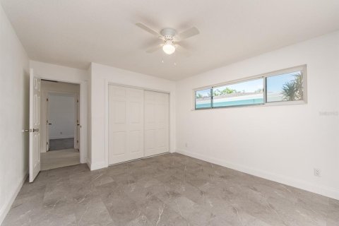 House in Treasure Island, Florida 3 bedrooms, 183.57 sq.m. № 2201259 - photo 24
