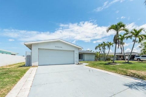 House in Treasure Island, Florida 3 bedrooms, 183.57 sq.m. № 2201259 - photo 3