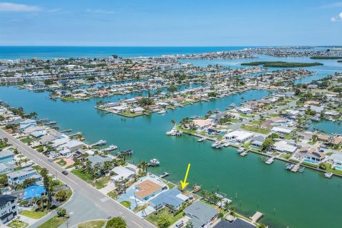 House in Treasure Island, Florida 3 bedrooms, 183.57 sq.m. № 2201259 - photo 4