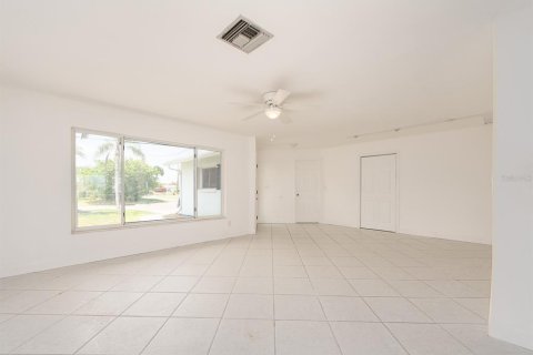 House in Treasure Island, Florida 3 bedrooms, 183.57 sq.m. № 2201259 - photo 7
