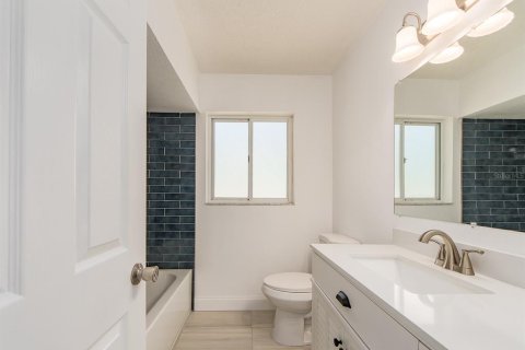 House in Treasure Island, Florida 3 bedrooms, 183.57 sq.m. № 2201259 - photo 27