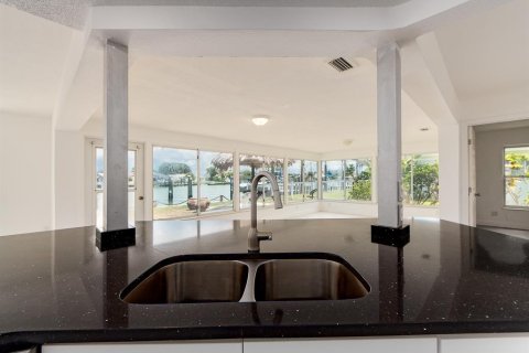 House in Treasure Island, Florida 3 bedrooms, 183.57 sq.m. № 2201259 - photo 12