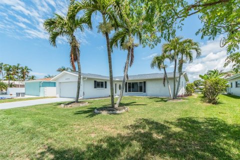 House in Treasure Island, Florida 3 bedrooms, 183.57 sq.m. № 2201259 - photo 2