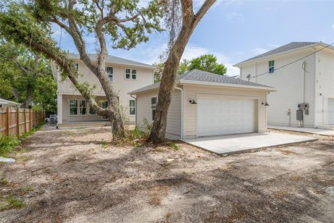 House in Saint Petersburg, Florida 5 bedrooms, 284.93 sq.m. № 2157205 - photo 11