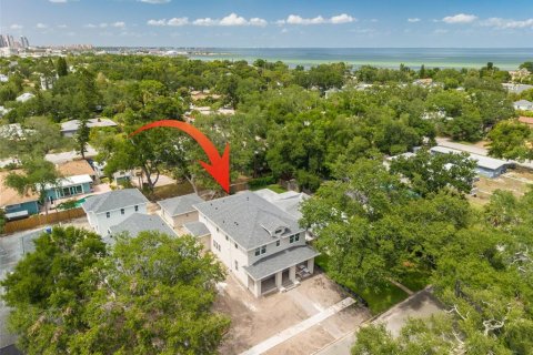 House in Saint Petersburg, Florida 5 bedrooms, 284.93 sq.m. № 2157205 - photo 14