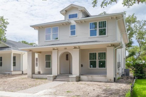 House in Saint Petersburg, Florida 5 bedrooms, 284.93 sq.m. № 2157205 - photo 3