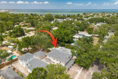 House in Saint Petersburg, Florida 5 bedrooms, 284.93 sq.m. № 2157205 - photo 15