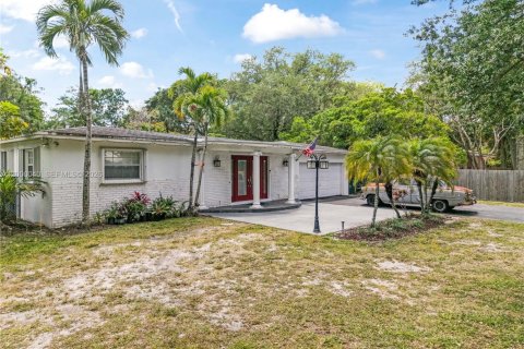 House in Plantation, Florida 3 bedrooms, 257.53 sq.m. № 2065402 - photo 6