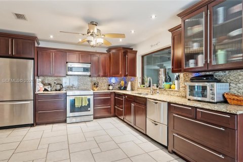 House in Plantation, Florida 3 bedrooms, 257.53 sq.m. № 2065402 - photo 27