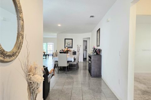 House in Winter Haven, Florida 4 bedrooms, 174.28 sq.m. № 2419896 - photo 4