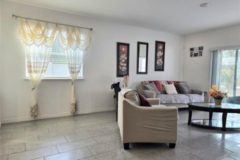 House in Winter Haven, Florida 4 bedrooms, 174.28 sq.m. № 2419896 - photo 7