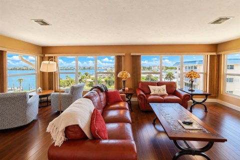 Condo in Longboat Key, Florida, 2 bedrooms № 2393942 - photo 19