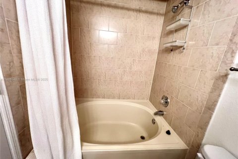 Снять в аренду кондоминиум в Майами, Флорида 2 спальни, 87.98м2, № 1947801 - фото 17