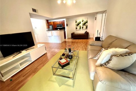 Снять в аренду кондоминиум в Майами, Флорида 2 спальни, 87.98м2, № 1947801 - фото 5