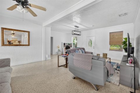 Casa en venta en Homestead, Florida, 3 dormitorios, 264.21 m2 № 1965219 - foto 9