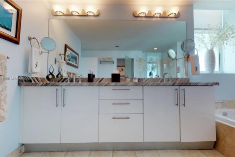 Condo in Aventura, Florida, 3 bedrooms  № 2010321 - photo 27