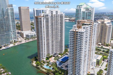 Condo in Miami, Florida, 2 bedrooms  № 1938569 - photo 29