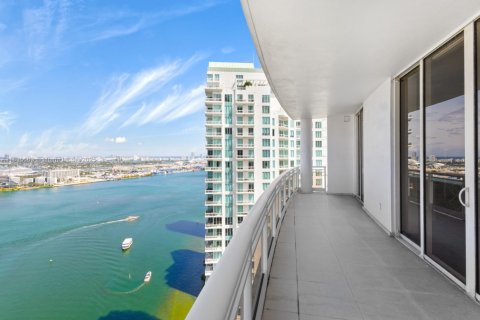 Condo in Miami, Florida, 2 bedrooms  № 1938569 - photo 1