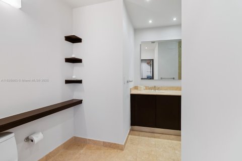 Condo in Miami, Florida, 2 bedrooms  № 1938569 - photo 17