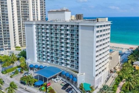 Studio in the Condo in Sunny Isles Beach, Florida № 2192716