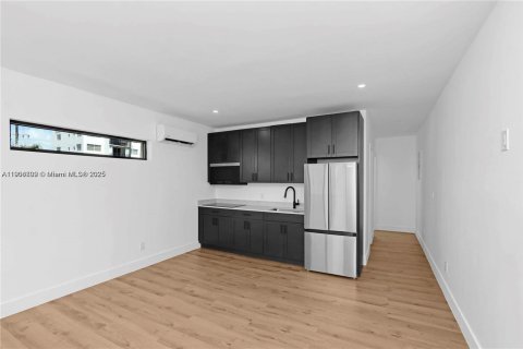 Снять в аренду виллу или дом в Майами-Бич, Флорида 1 спальня, 400.87м2, № 1963261 - фото 2