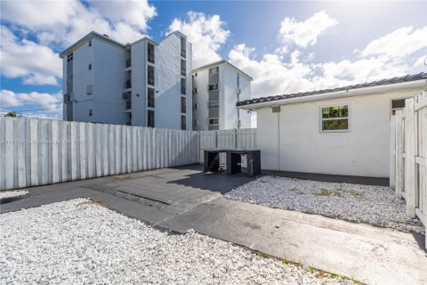 Villa ou maison à louer à Miami, Floride: 2 chambres, 83.61 m2 № 1807134 - photo 7