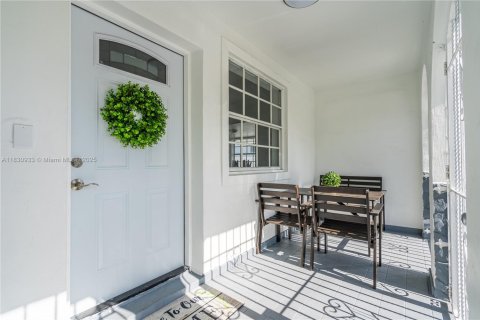 Villa ou maison à louer à Miami, Floride: 2 chambres, 83.61 m2 № 1807134 - photo 1