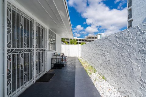 Villa ou maison à louer à Miami, Floride: 2 chambres, 83.61 m2 № 1807134 - photo 4