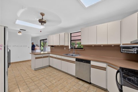 Casa en venta en Miami, Florida, 4 dormitorios, 201.88 m2 № 2353150 - foto 16