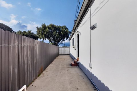 Casa en venta en Miami, Florida, 4 dormitorios, 201.88 m2 № 2353150 - foto 25